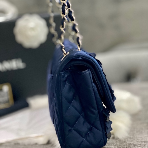 Chanel Shingle Medium Flap Bag - Picture 4 of 16